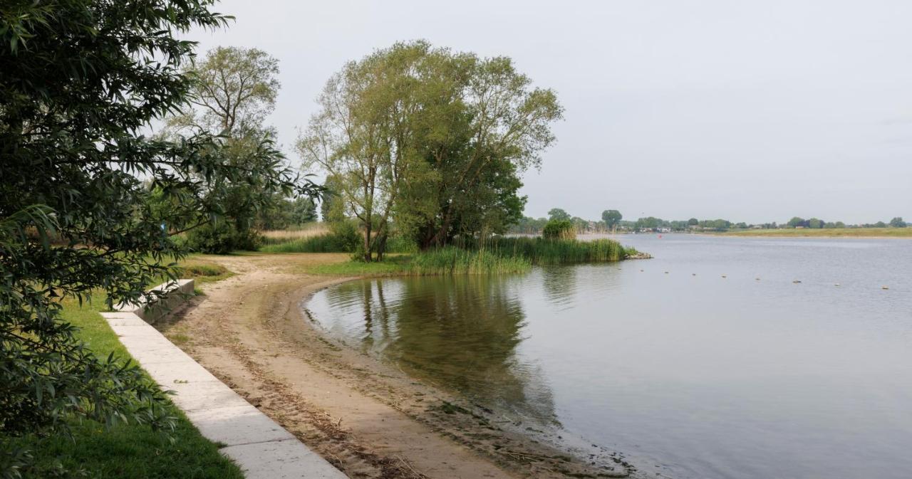 Cool Huisje Aan De Maas Villa Andel Bagian luar foto